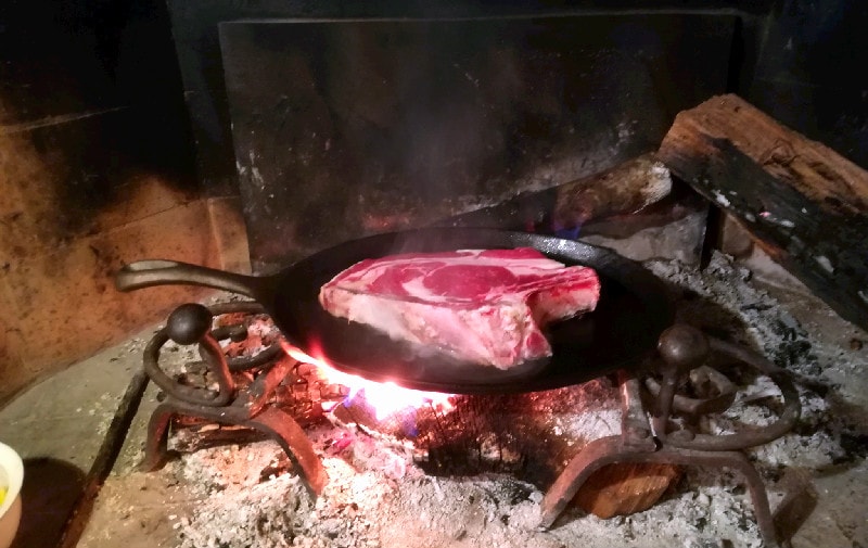 Bistecca di scottona su piastra di ghisa.