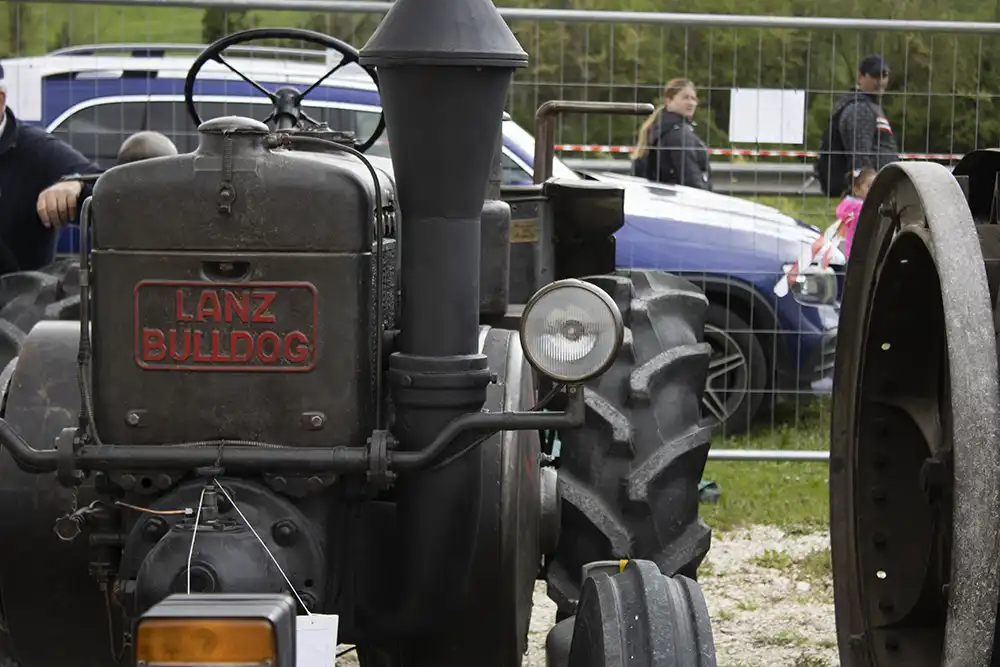 Un possente trattore d'epoca.